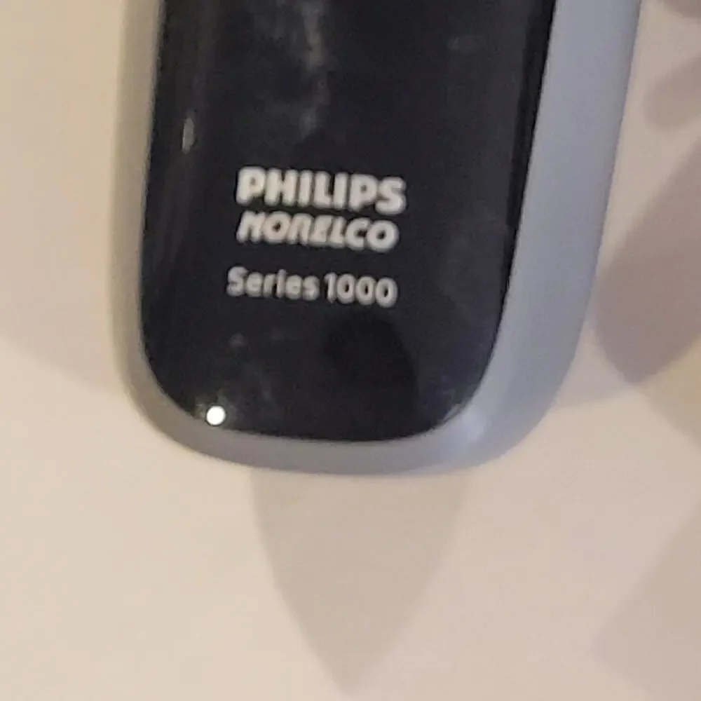 Philips Norelco Series 1000 S1211 Men's  Wet & Dry Electric Shaver